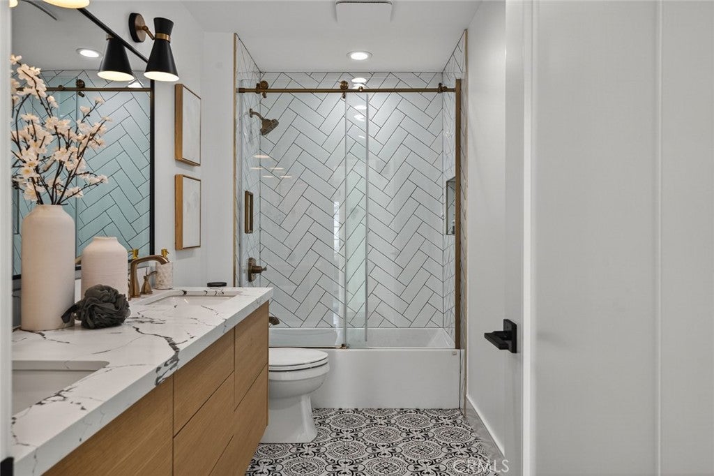 Anaheim, California, 92807, United States, 4 Bedrooms Bedrooms, ,3 BathroomsBathrooms,Residential,Active,1990042