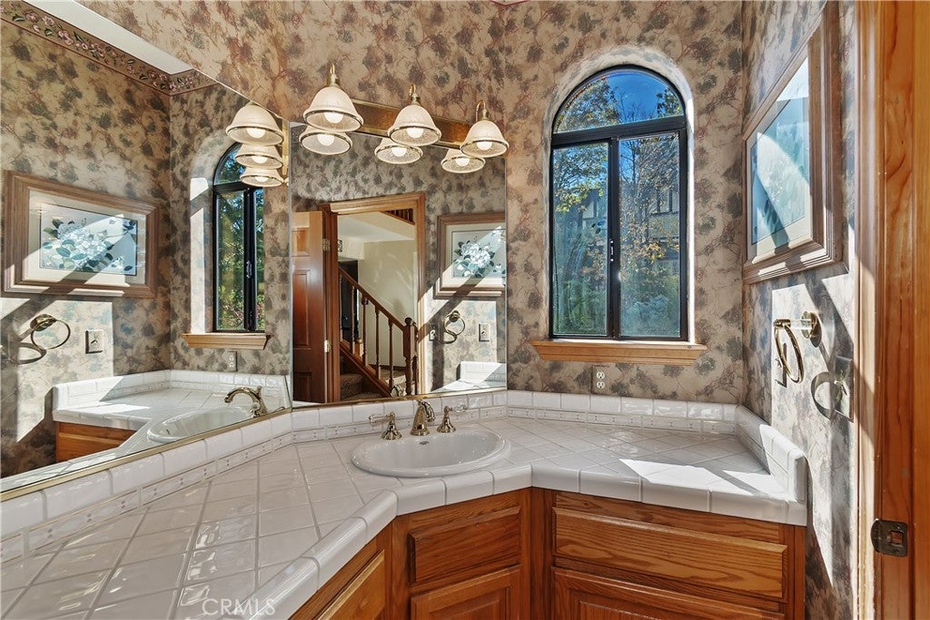 Lake Arrowhead, California, 92352, United States, 4 Bedrooms Bedrooms, ,3 BathroomsBathrooms,Residential,Active,1998581