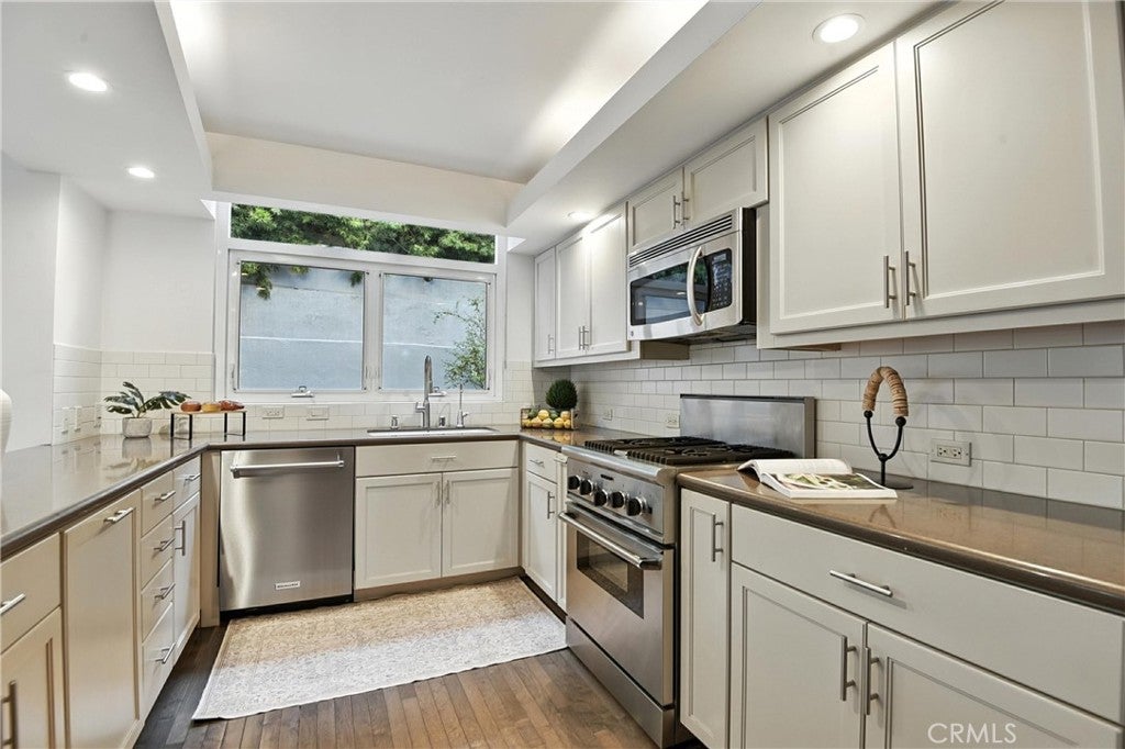 Santa Monica, California, 90405, United States, 3 Bedrooms Bedrooms, ,3 BathroomsBathrooms,Residential,Active,2008737