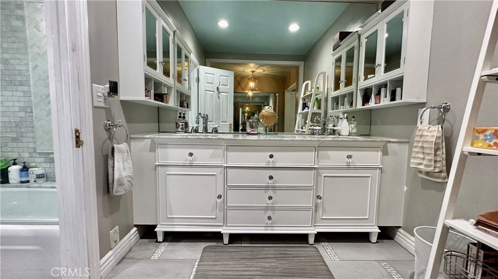 Porter Ranch, California, 91326, United States, 4 Bedrooms Bedrooms, ,3 BathroomsBathrooms,Residential,Active,1914580