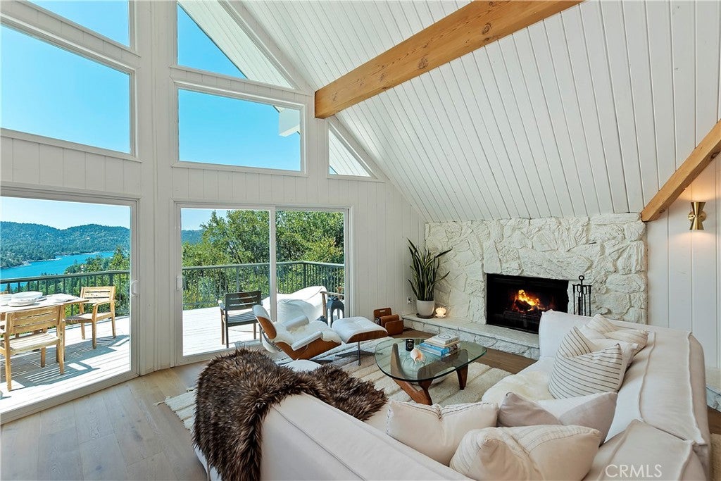 Lake Arrowhead, California, 92352, United States, 4 Bedrooms Bedrooms, ,3 BathroomsBathrooms,Residential,Active,1953250
