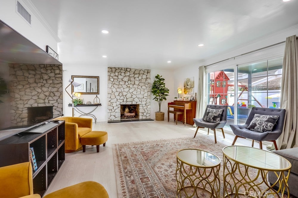 Garden Grove, California, 92845, United States, 5 Bedrooms Bedrooms, ,2 BathroomsBathrooms,Residential,Active,1927673
