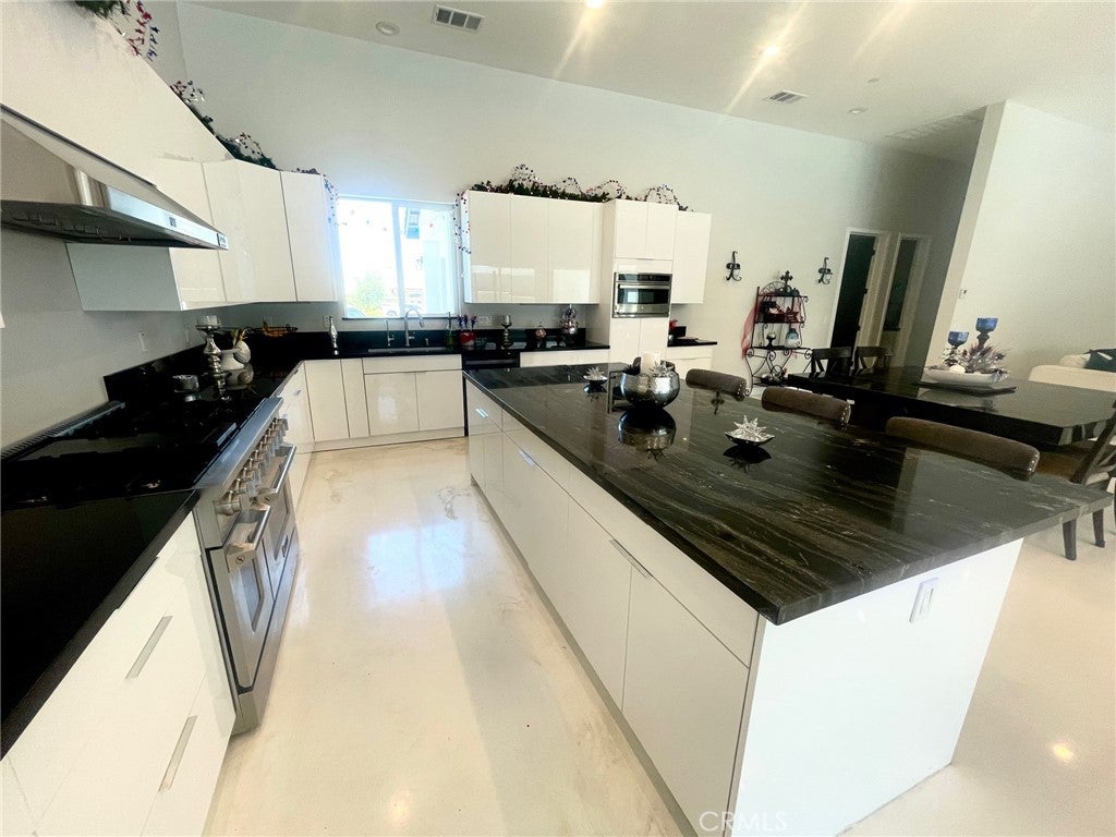 Corona, California, 92881, United States, 8 Bedrooms Bedrooms, ,9 BathroomsBathrooms,Residential,Active,1902941