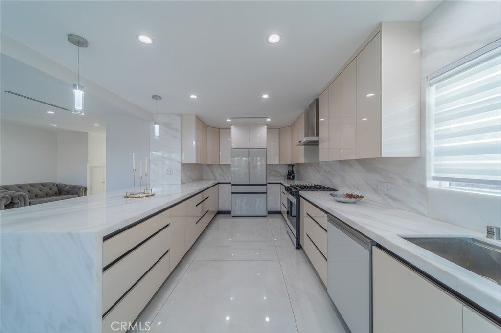 Burbank, California, 91501, United States, 4 Bedrooms Bedrooms, ,4 BathroomsBathrooms,Residential,Active,2003539