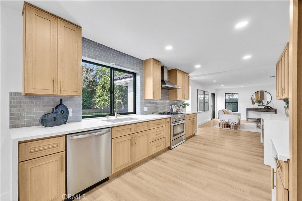 Huntington Beach, California, 92646, United States, 4 Bedrooms Bedrooms, ,3 BathroomsBathrooms,Residential,Active,1998762