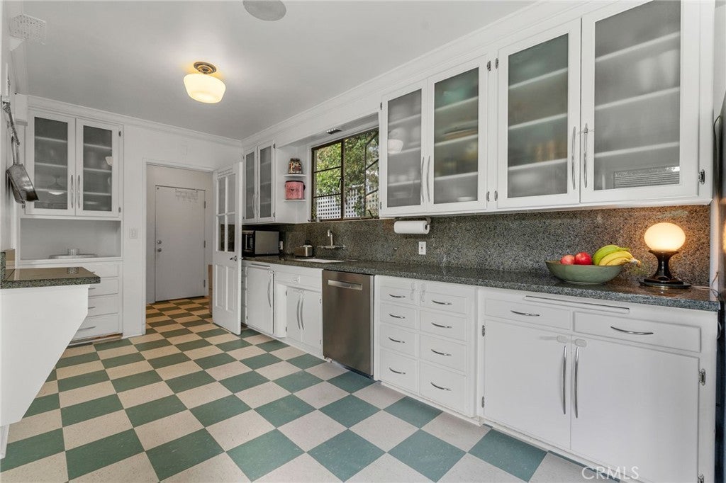 Los Angeles, California, 90027, United States, 3 Bedrooms Bedrooms, ,2 BathroomsBathrooms,Residential,Active,1953705