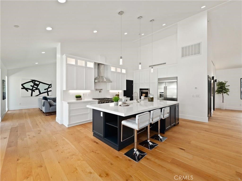 Woodland Hills, California, 91367, United States, 5 Bedrooms Bedrooms, ,5 BathroomsBathrooms,Residential,Pending,1843402