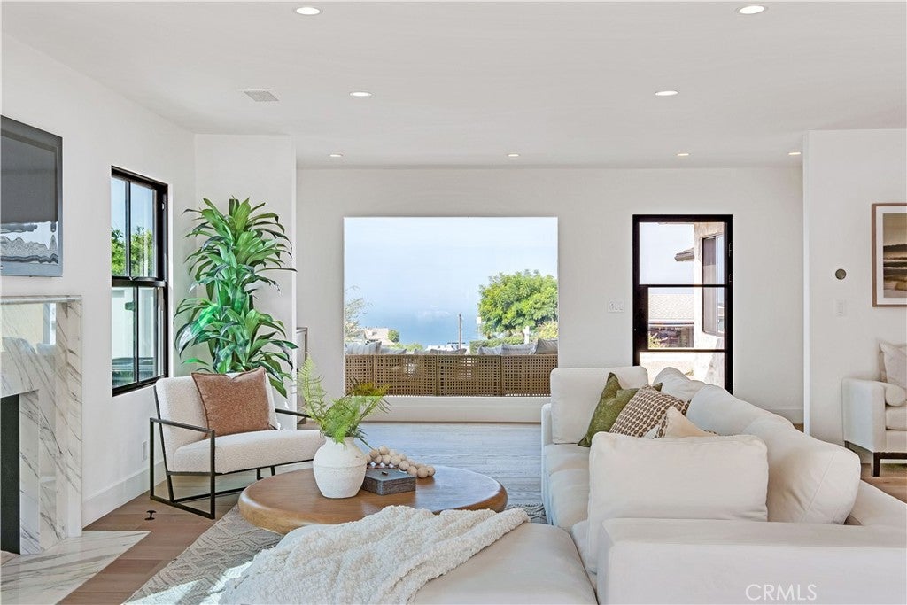 Redondo Beach, California, 90277, United States, 4 Bedrooms Bedrooms, ,3 BathroomsBathrooms,Residential,Active,1990651