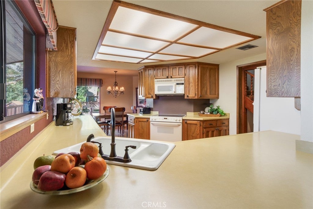 Yucaipa, California, 92399, United States, 4 Bedrooms Bedrooms, ,5 BathroomsBathrooms,Residential,Active,1990591