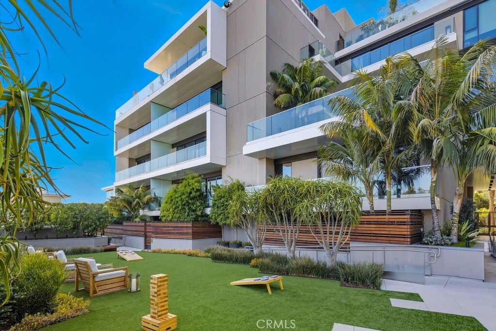 Los Angeles, California, 90069, United States, 2 Bedrooms Bedrooms, ,3 BathroomsBathrooms,Residential,Active,1995278