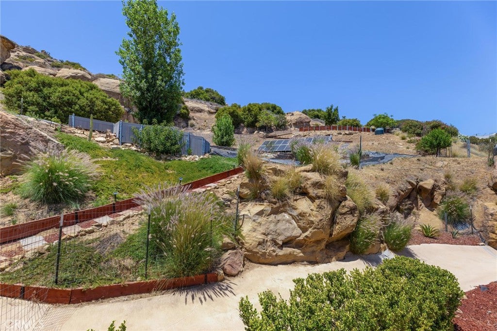 Chatsworth, California, 91311, United States, 4 Bedrooms Bedrooms, ,4 BathroomsBathrooms,Residential,Active,2011421