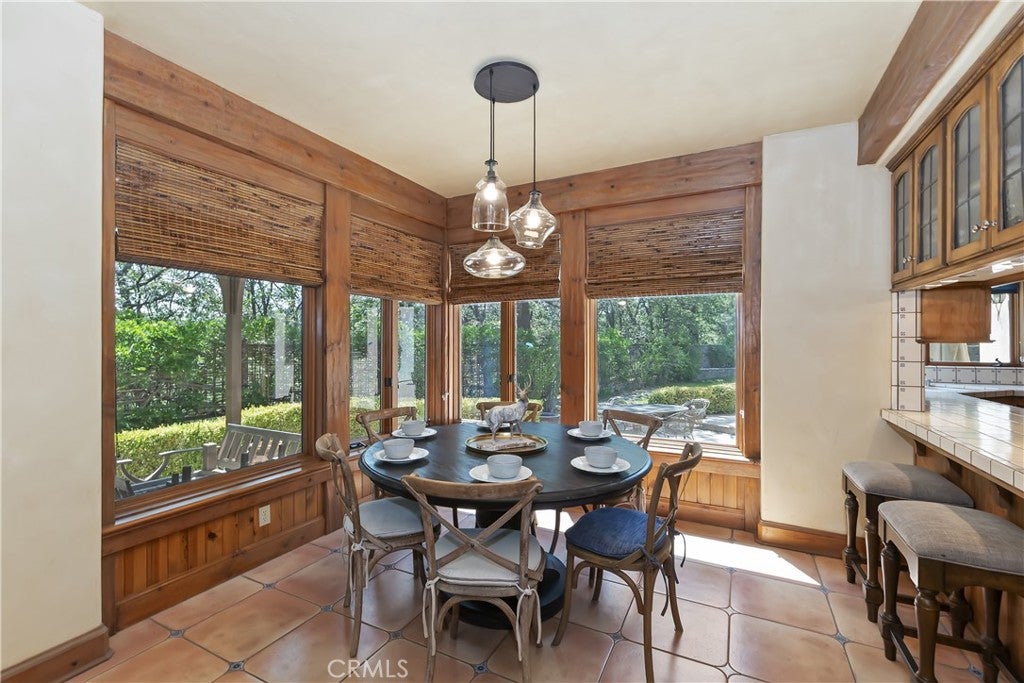 Lake Arrowhead, California, 92352, United States, 4 Bedrooms Bedrooms, ,5 BathroomsBathrooms,Residential,Active,1897983