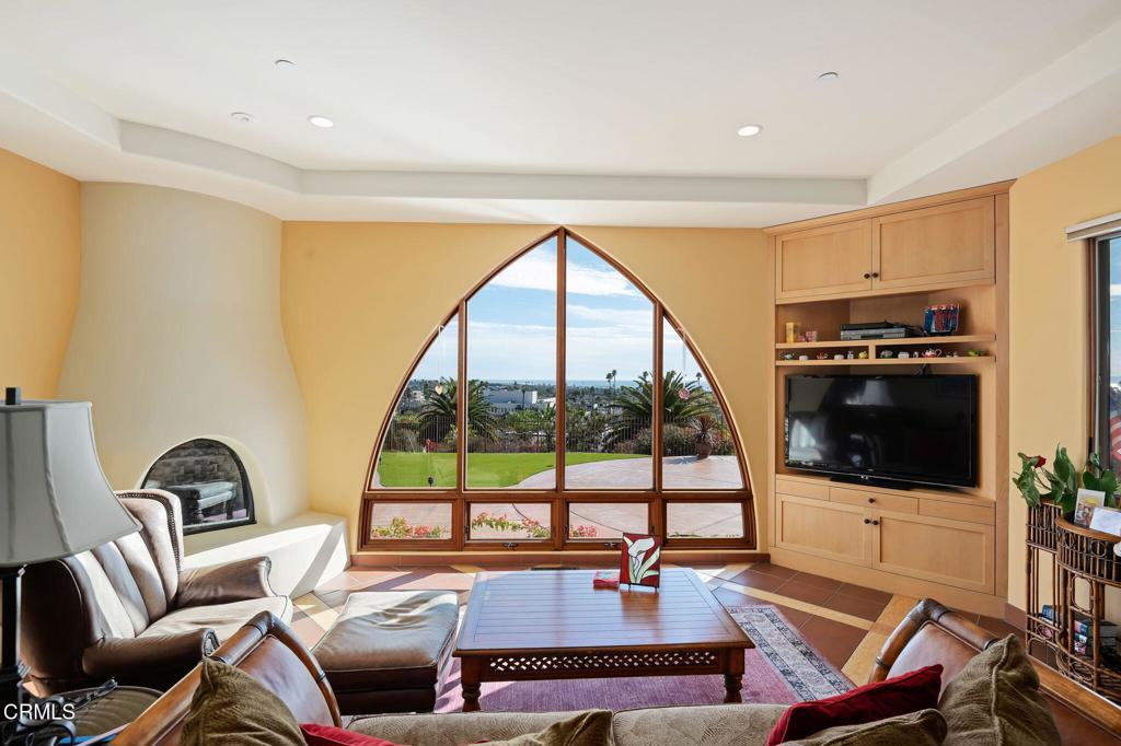 Ventura, California, 93001, United States, 3 Bedrooms Bedrooms, ,4 BathroomsBathrooms,Residential,Active,1748186