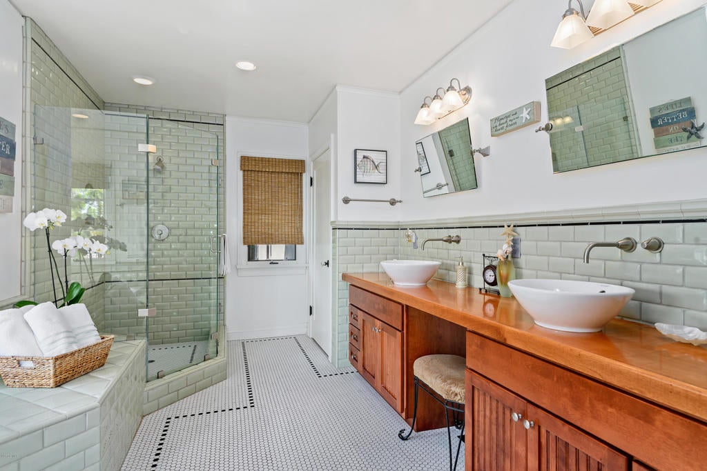 Ventura, California, 93001, United States, 3 Bedrooms Bedrooms, ,3 BathroomsBathrooms,Residential,Active,1944044