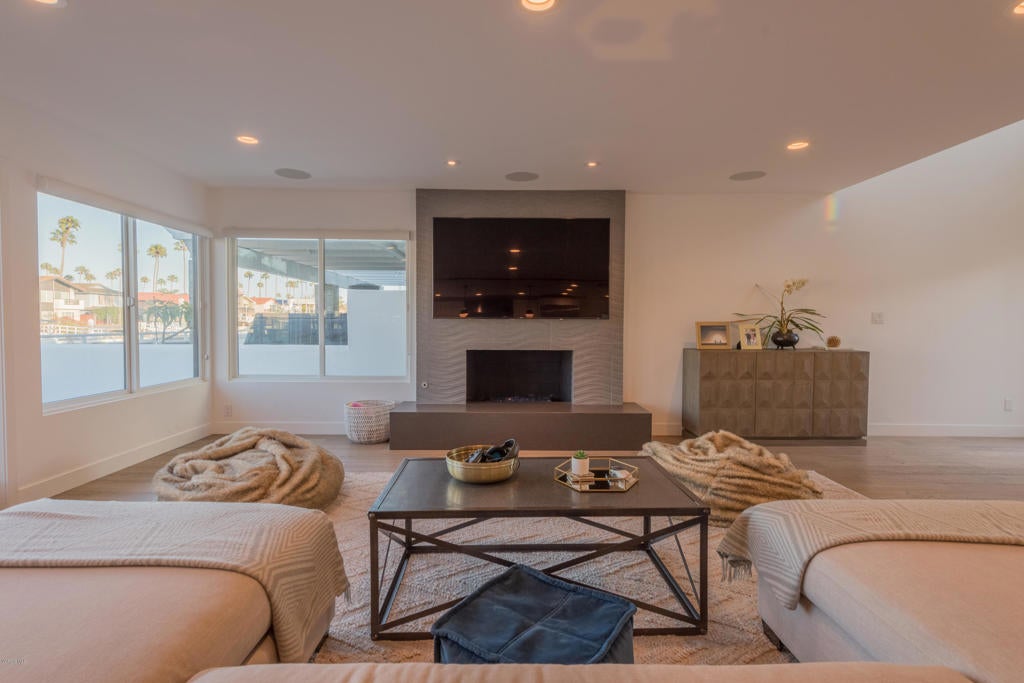 Ventura, California, 93001, United States, 3 Bedrooms Bedrooms, ,3 BathroomsBathrooms,Residential,Contingent,1944076