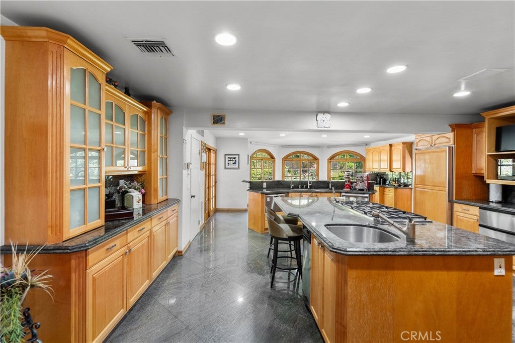 Northridge, California, 91324, United States, 5 Bedrooms Bedrooms, ,4 BathroomsBathrooms,Residential,Active,1952628