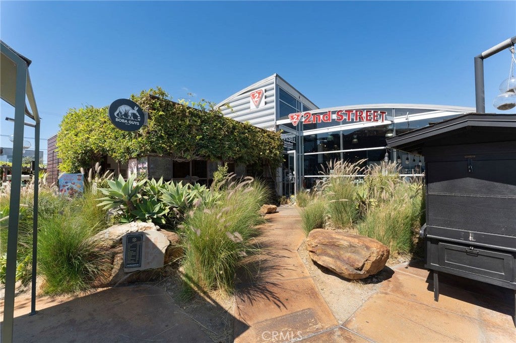 Costa Mesa, California, 92627, United States, 4 Bedrooms Bedrooms, ,3 BathroomsBathrooms,Residential,Contingent,1986895