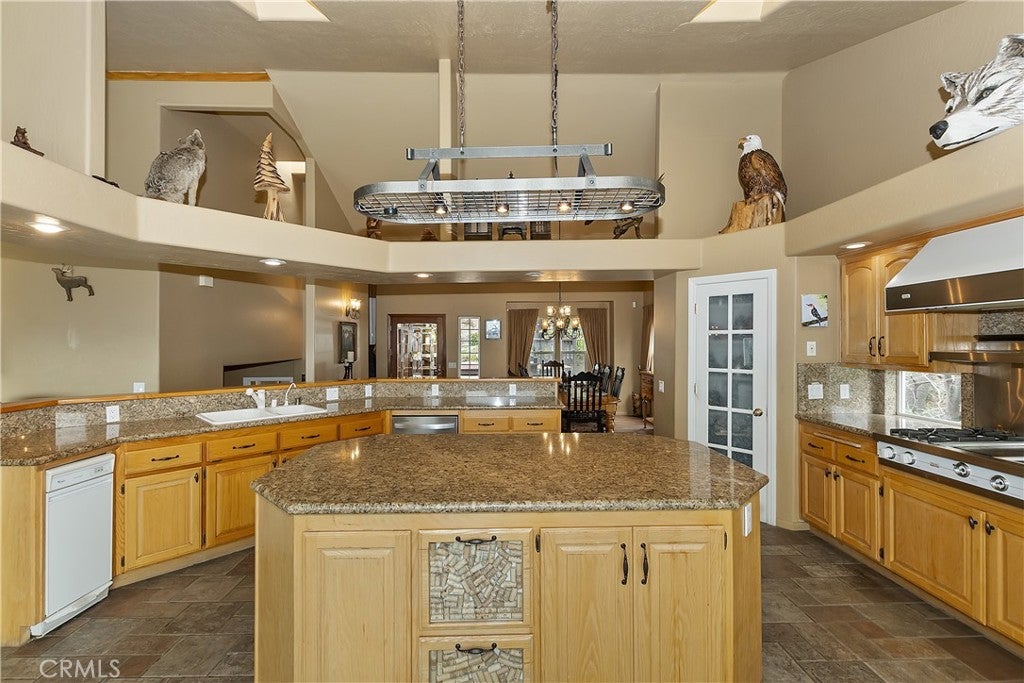 Lake Arrowhead, California, 92352, United States, ,5 BathroomsBathrooms,Residential,Active,1781875