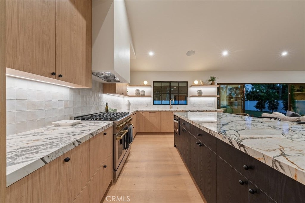 Northridge, California, 91325, United States, 4 Bedrooms Bedrooms, ,4 BathroomsBathrooms,Residential,Active,2030583