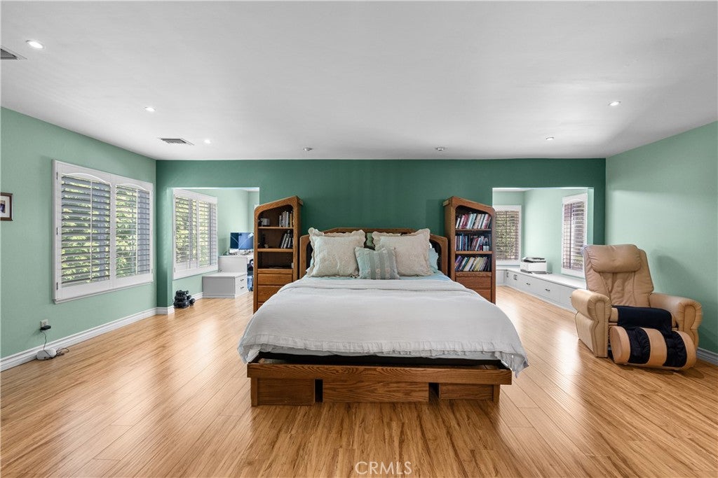 Northridge, California, 91324, United States, 5 Bedrooms Bedrooms, ,4 BathroomsBathrooms,Residential,Active,1952628