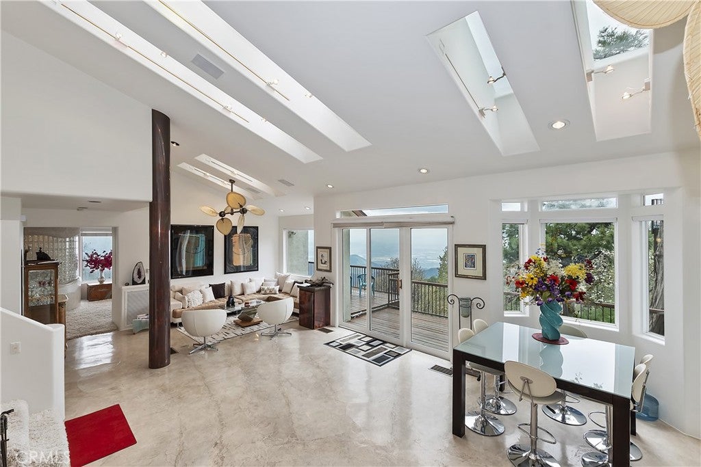 Lake Arrowhead, California, 92352, United States, 2 Bedrooms Bedrooms, ,3 BathroomsBathrooms,Residential,Active,1988419