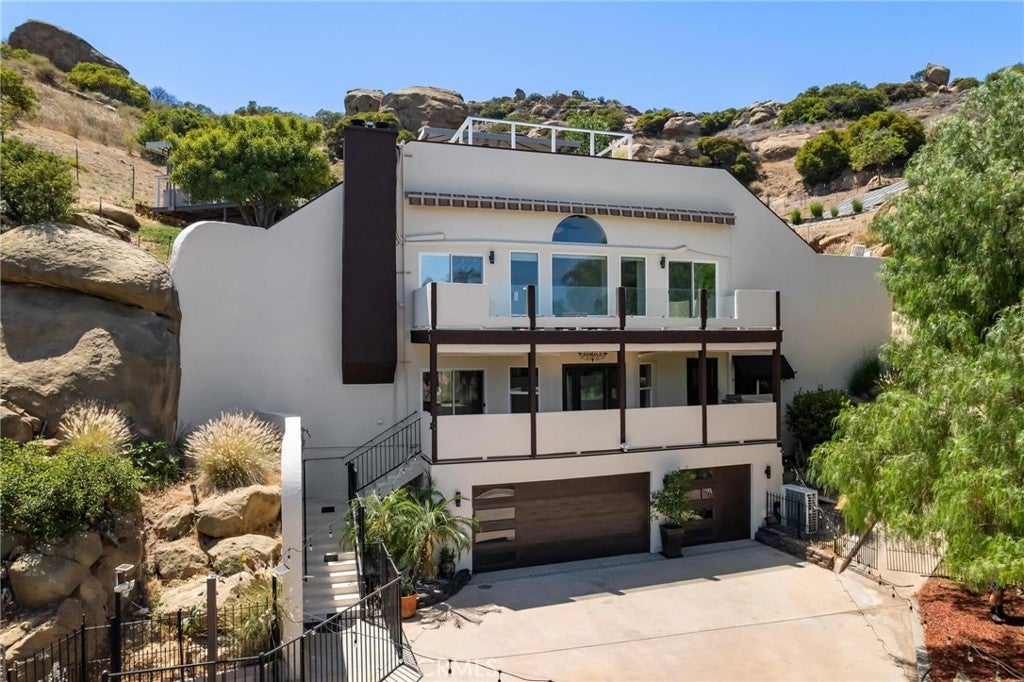 Chatsworth, California, 91311, United States, 4 Bedrooms Bedrooms, ,4 BathroomsBathrooms,Residential,Active,2011421