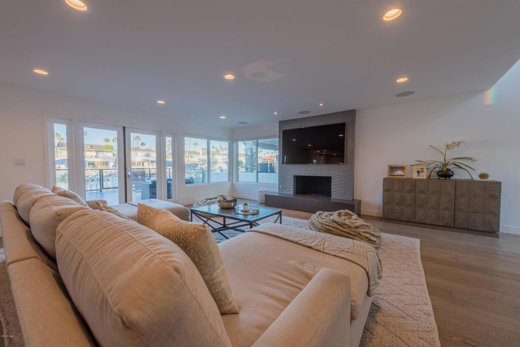 Ventura, California, 93001, United States, 3 Bedrooms Bedrooms, ,3 BathroomsBathrooms,Residential,Contingent,1944076
