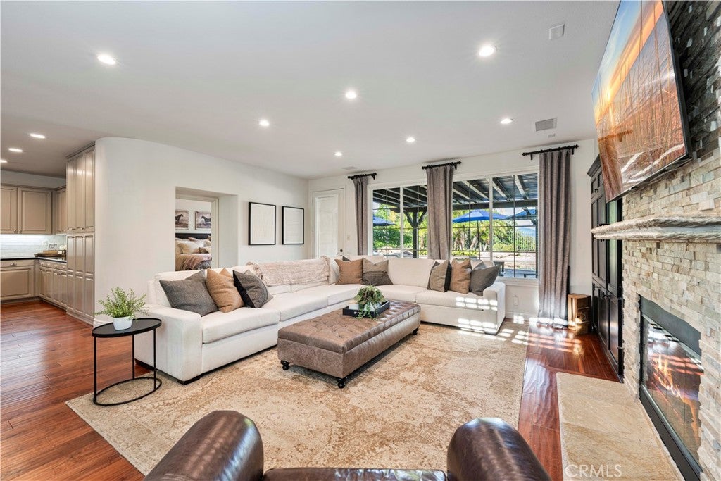 Valencia, California, 91381, United States, 5 Bedrooms Bedrooms, ,4 BathroomsBathrooms,Residential,Active,2007929