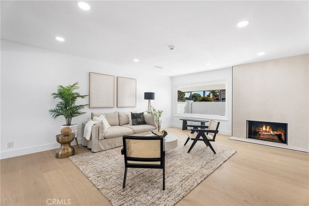 Huntington Beach, California, 92646, United States, 4 Bedrooms Bedrooms, ,5 BathroomsBathrooms,Residential,Active,1969639