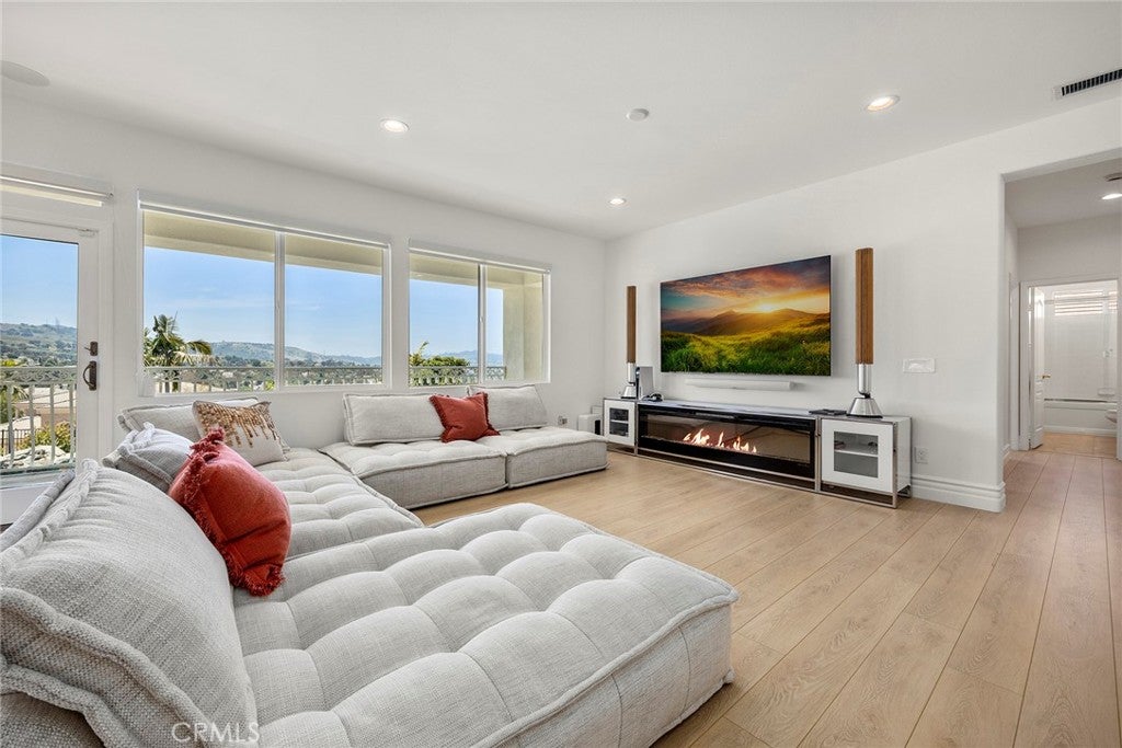 Rowland Heights, California, 91748, United States, 5 Bedrooms Bedrooms, ,6 BathroomsBathrooms,Residential,Pending,1986868