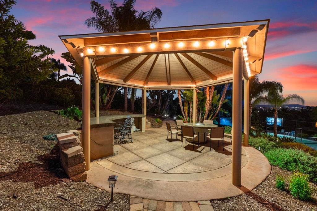 Escondido, California, 92025, United States, 5 Bedrooms Bedrooms, ,4 BathroomsBathrooms,Residential,Active,1969680