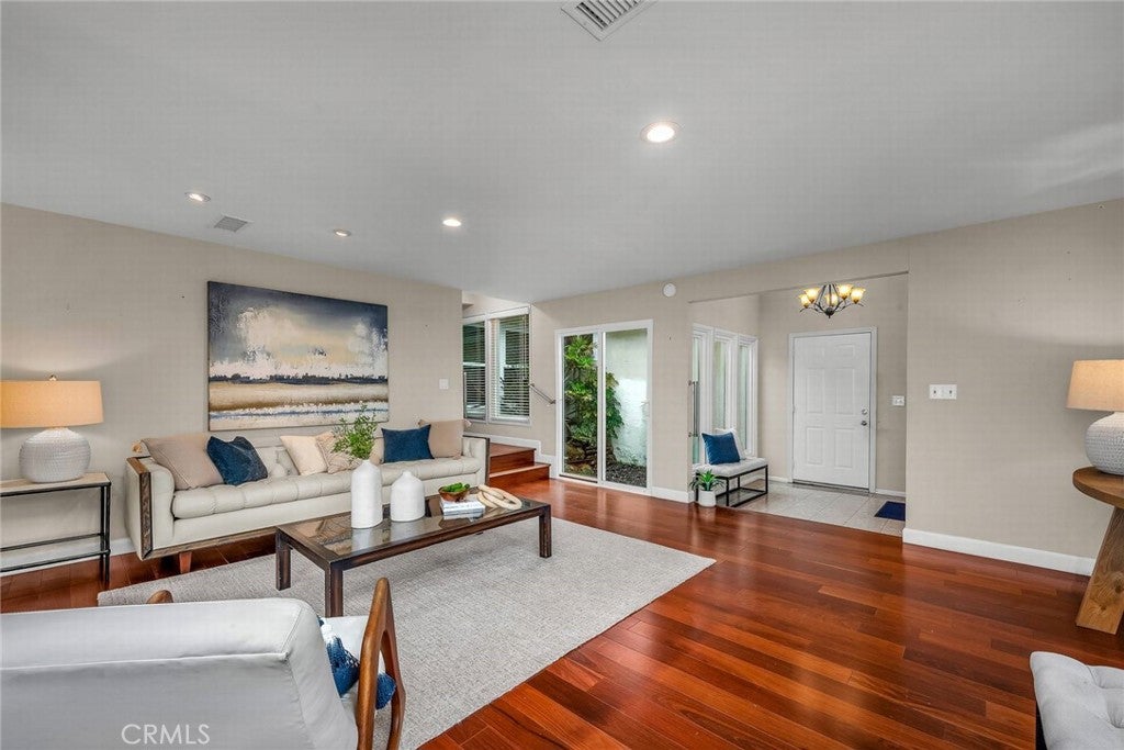 Redondo Beach, California, 90277, United States, 4 Bedrooms Bedrooms, ,3 BathroomsBathrooms,Residential,Active,2007167