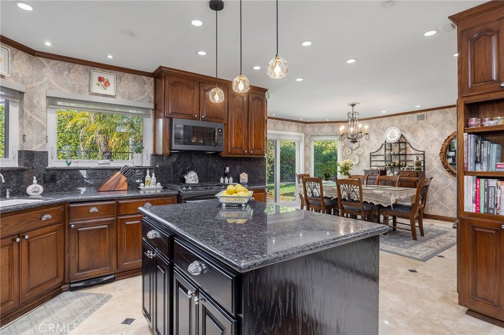 Chatsworth, California, 91311, United States, 4 Bedrooms Bedrooms, ,3 BathroomsBathrooms,Residential,Active,2006764