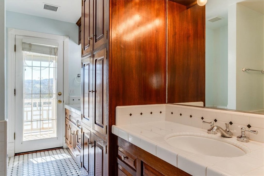 Paso Robles, California, 93446, United States, 4 Bedrooms Bedrooms, ,5 BathroomsBathrooms,Residential,Active,2016421