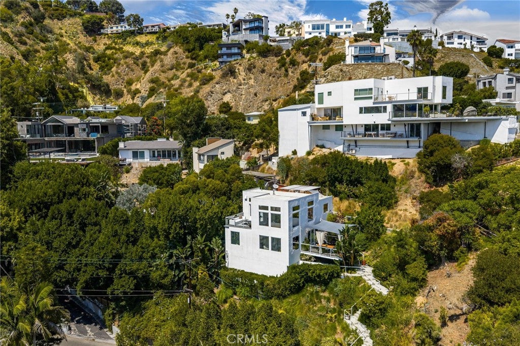 Los Angeles, California, 90069, United States, 3 Bedrooms Bedrooms, ,4 BathroomsBathrooms,Residential,Active,1959526