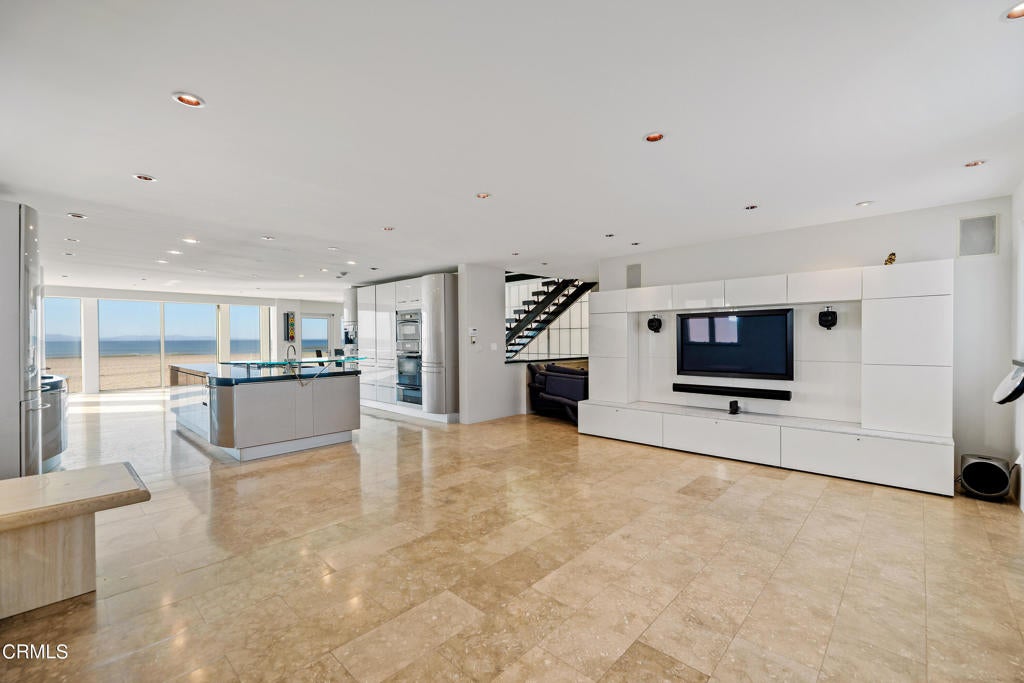 Oxnard, California, 93035, United States, 4 Bedrooms Bedrooms, ,5 BathroomsBathrooms,Residential,Active,1953419