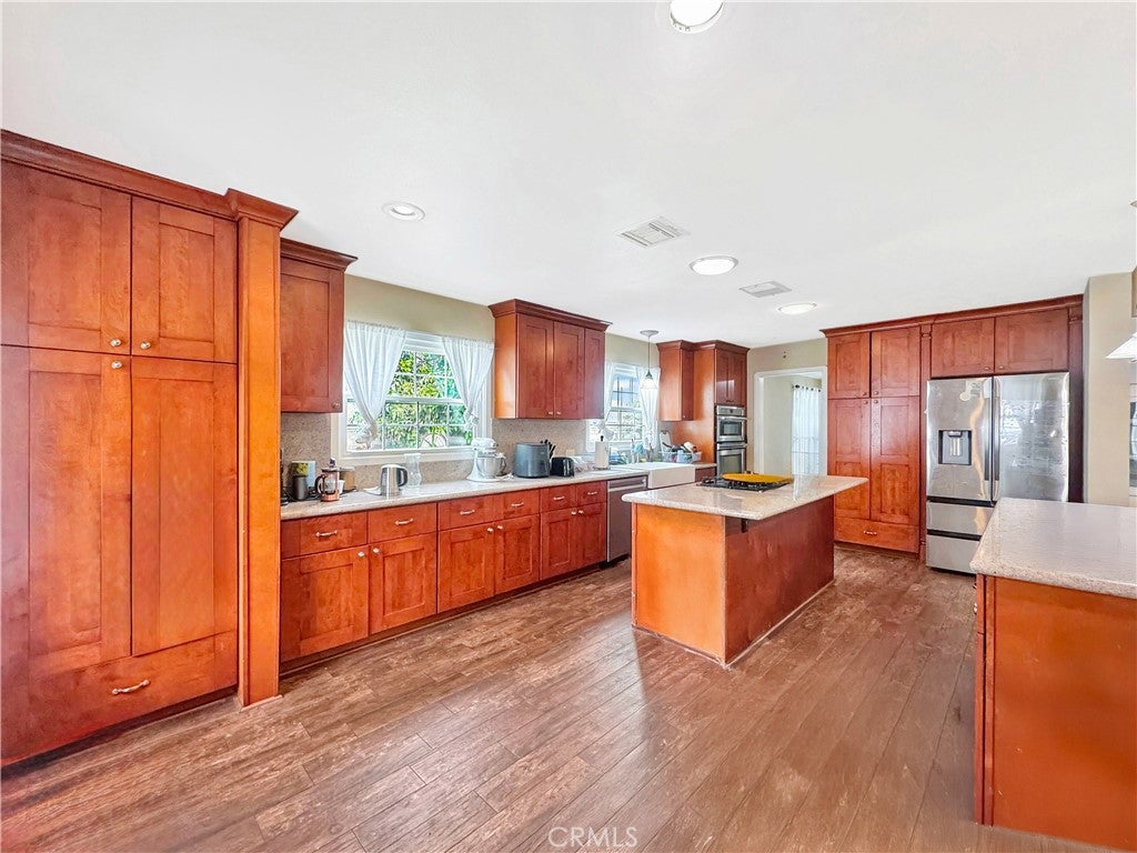 Huntington Beach, California, 92647, United States, ,5 BathroomsBathrooms,Residential,Active,1867911