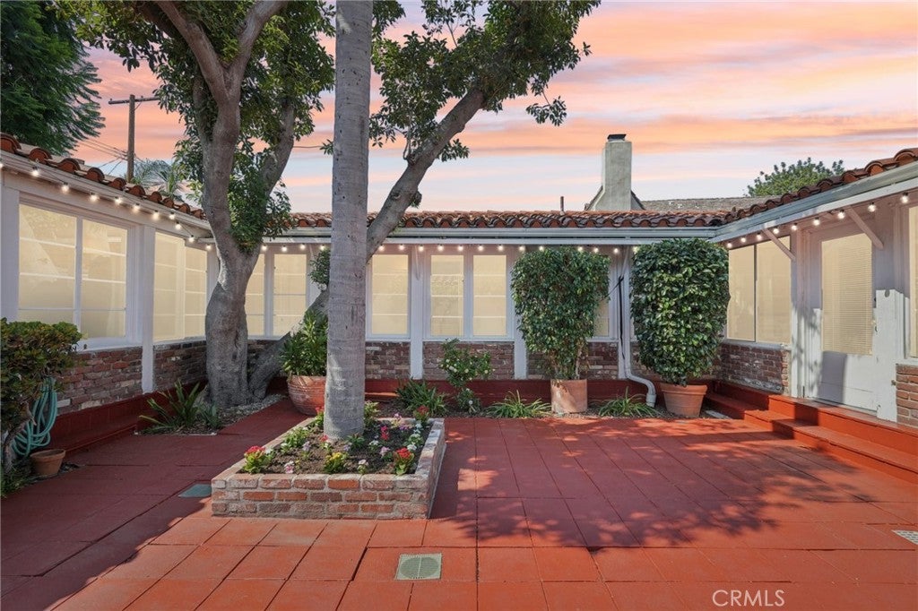 North Hollywood, California, 91602, United States, 3 Bedrooms Bedrooms, ,2 BathroomsBathrooms,Residential,Active,1914796