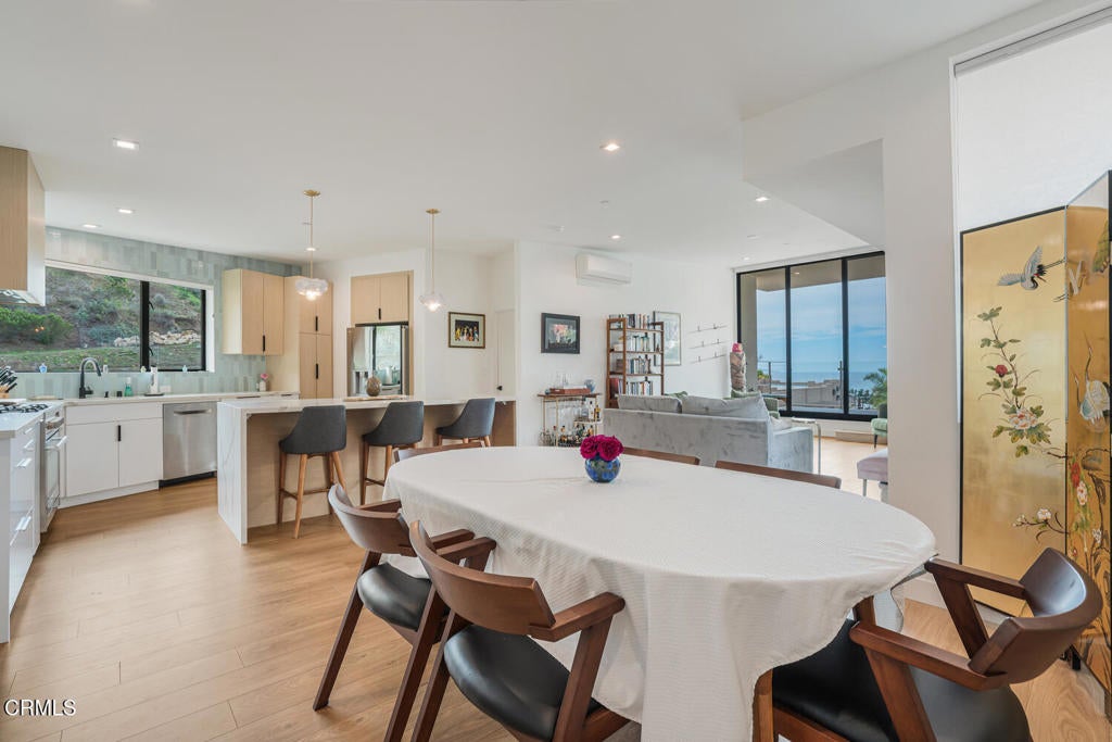 Ventura, California, 93001, United States, 3 Bedrooms Bedrooms, ,4 BathroomsBathrooms,Residential,Active,2016402