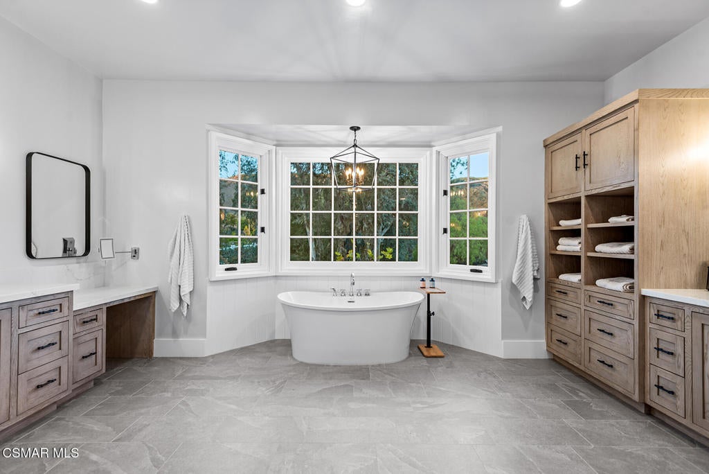 Agoura Hills, California, 91301, United States, 5 Bedrooms Bedrooms, ,7 BathroomsBathrooms,Residential,Pending,2006769