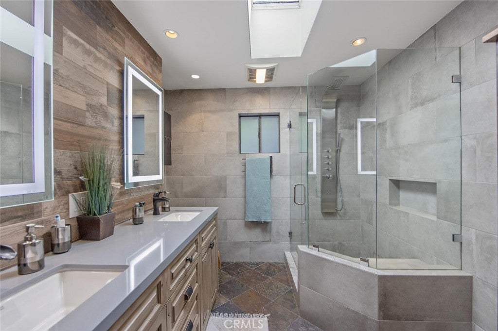 North Hollywood, California, 91602, United States, 4 Bedrooms Bedrooms, ,2 BathroomsBathrooms,Residential,Active,1954309