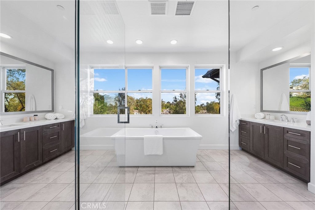 Lake Forest, California, 92630, United States, 5 Bedrooms Bedrooms, ,6 BathroomsBathrooms,Residential,Active,1801044