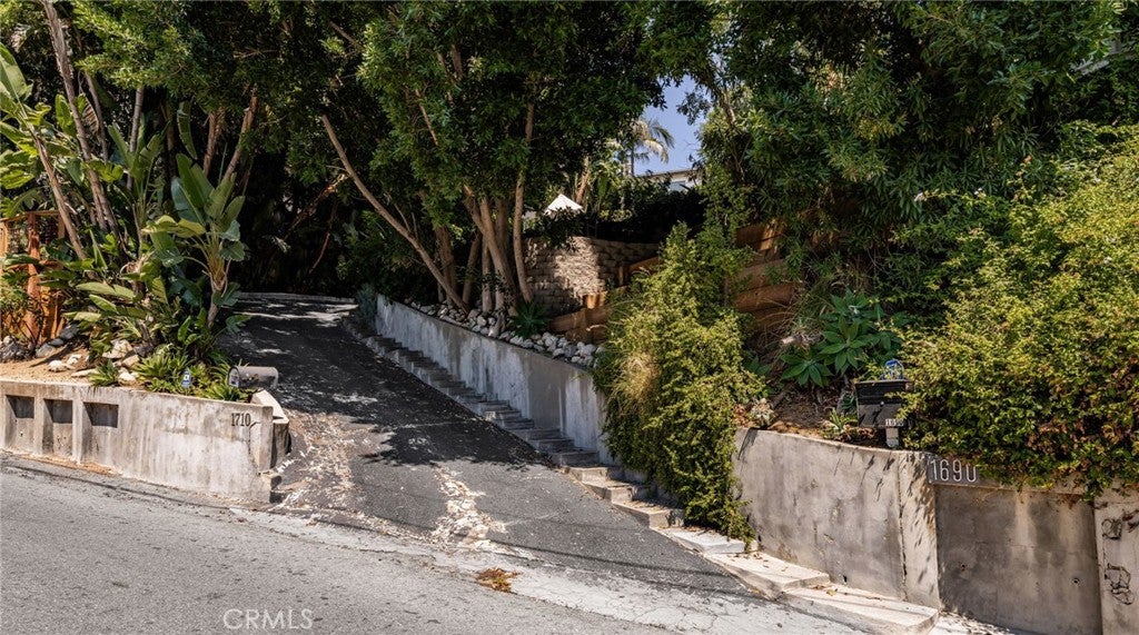 Los Angeles, California, 90069, United States, 3 Bedrooms Bedrooms, ,4 BathroomsBathrooms,Residential,Active,1959526