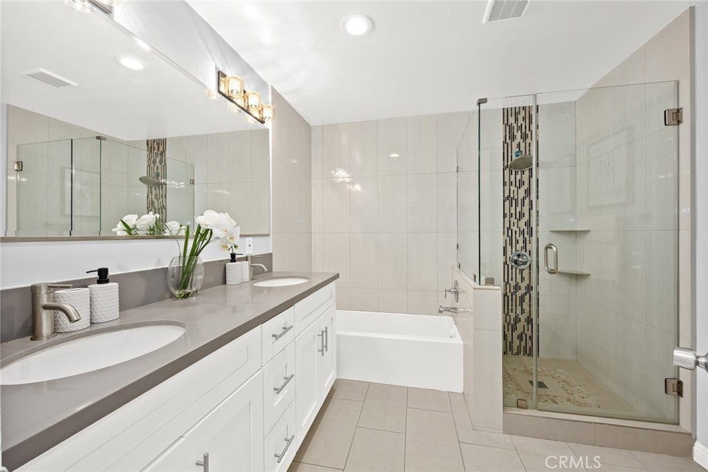 Los Angeles, California, 90034, United States, 5 Bedrooms Bedrooms, ,5 BathroomsBathrooms,Residential,Active,1899242