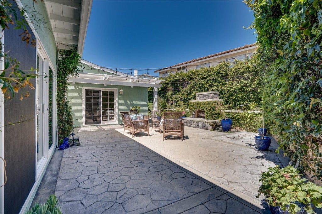 Huntington Beach, California, 92647, United States, 4 Bedrooms Bedrooms, ,3 BathroomsBathrooms,Residential,Active,2037145