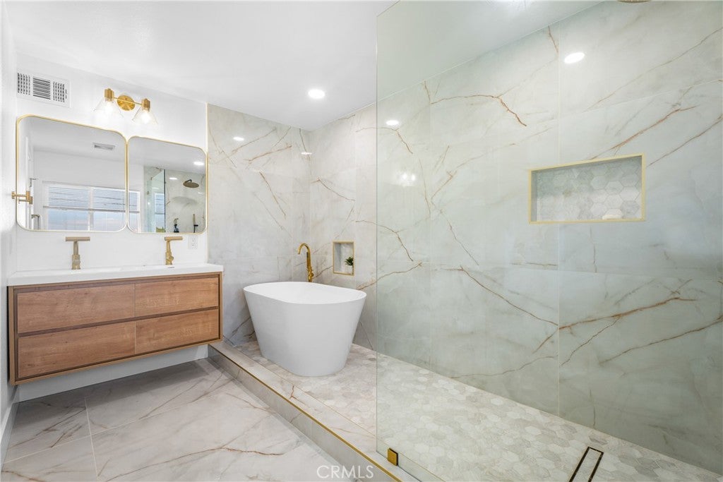 Huntington Beach, California, 92646, United States, 4 Bedrooms Bedrooms, ,5 BathroomsBathrooms,Residential,Active,1969639