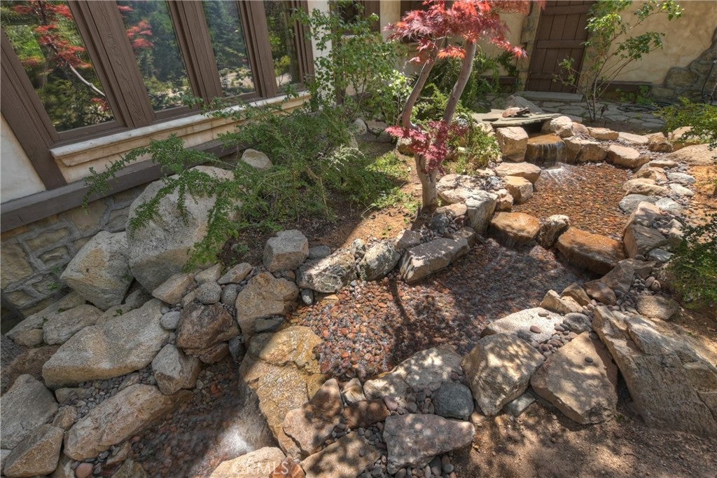 Lake Arrowhead, California, 92352, United States, 4 Bedrooms Bedrooms, ,5 BathroomsBathrooms,Residential,Active,1897983