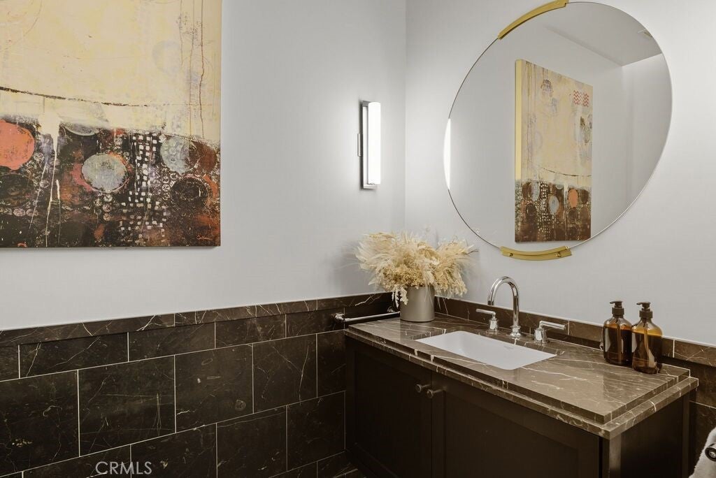 Los Angeles, California, 90069, United States, 2 Bedrooms Bedrooms, ,3 BathroomsBathrooms,Residential,Active,1995278