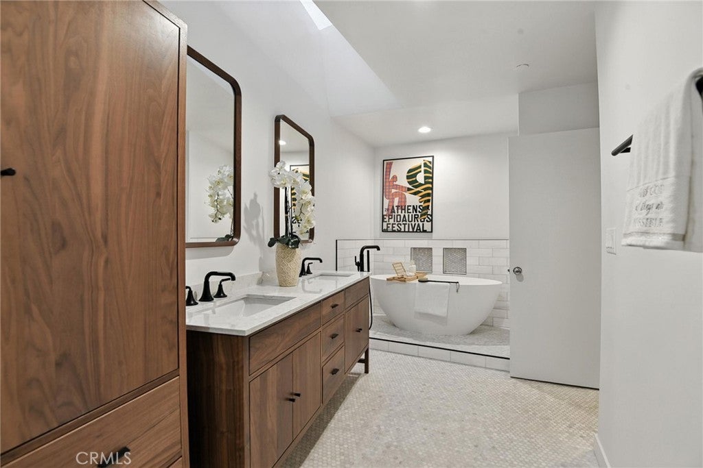 Santa Monica, California, 90405, United States, ,3 BathroomsBathrooms,Residential,Active,1894761