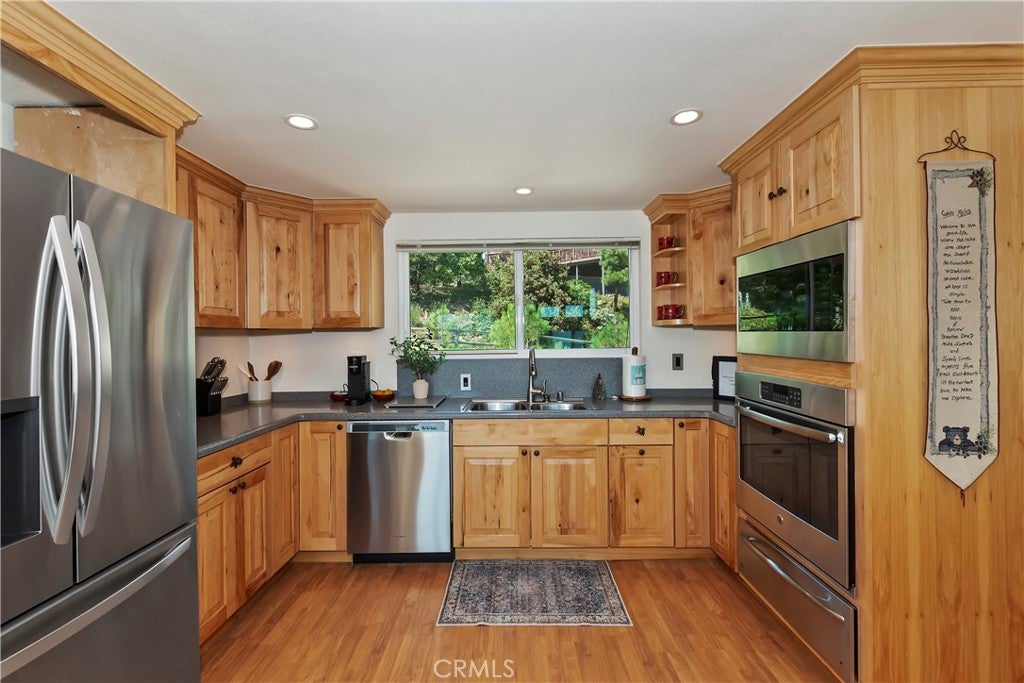 Lake Arrowhead, California, 92352, United States, 3 Bedrooms Bedrooms, ,3 BathroomsBathrooms,Residential,Active,1952988